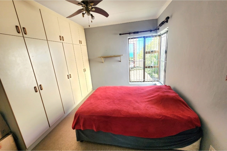 6 Bedroom Property for Sale in Wavecrest Eastern Cape